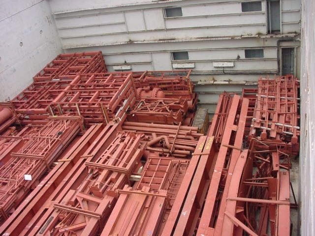 نقل معدات في عنبر احدى البواخر