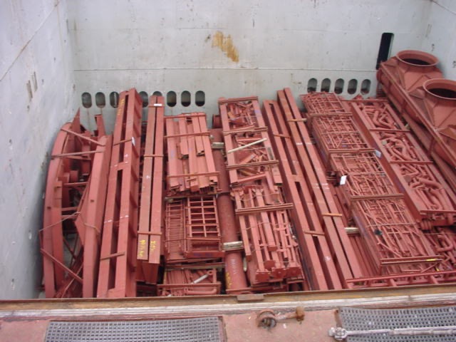 نقل معدات في عنبر احدى البواخر