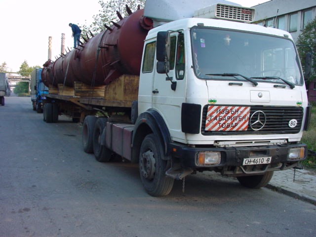 اثناء نقل معدات ضخمة الى الميناء