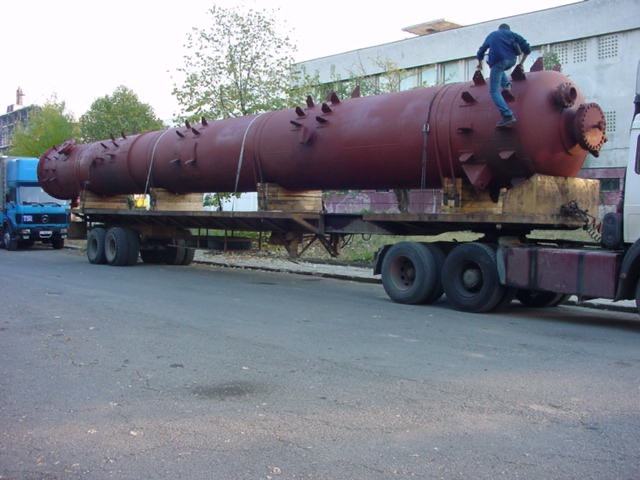 اثناء نقل معدات ضخمة الى الميناء