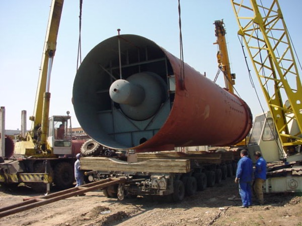 اثناء نقل معدات ضخمة الى الميناء