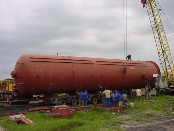 اثناء نقل معدات ضخمة الى الميناء